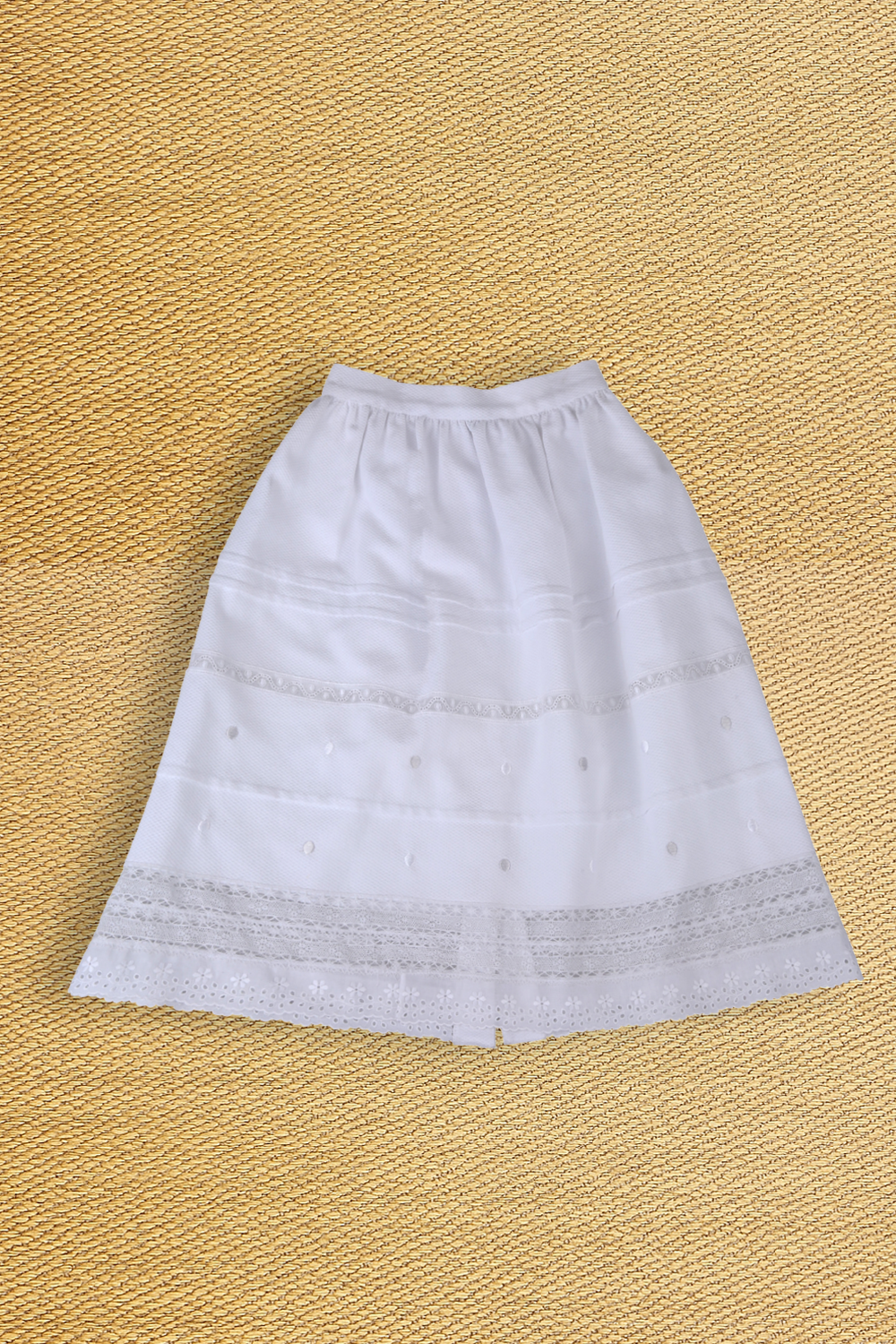 Faldon Corto Pique Con Tira Bordada De Algodón