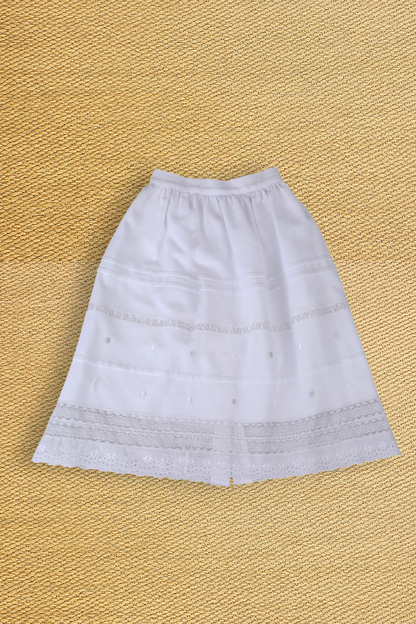 Faldon Corto Pique Con Tira Bordada De Algodón