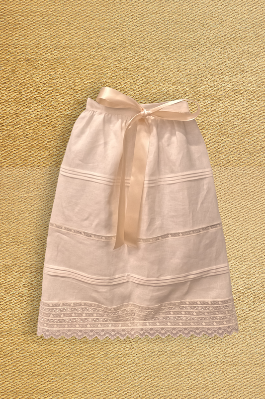 Faldon Ceremonia Con Tira Bordada De Organza Champaña