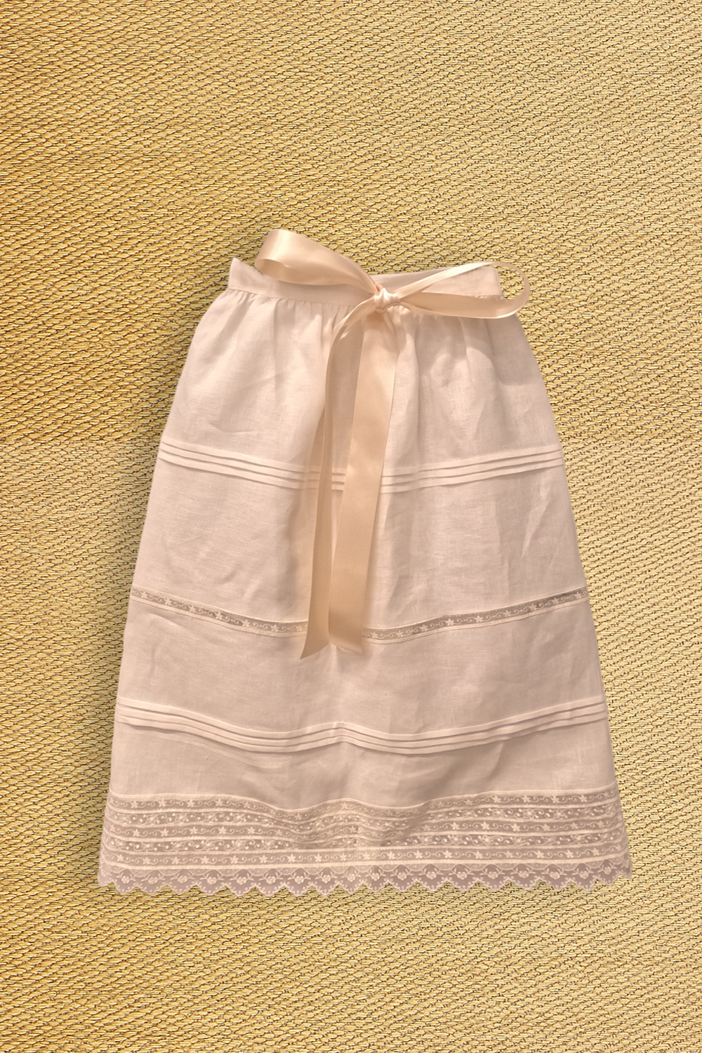 Faldon Ceremonia Con Tira Bordada De Organza Blanco